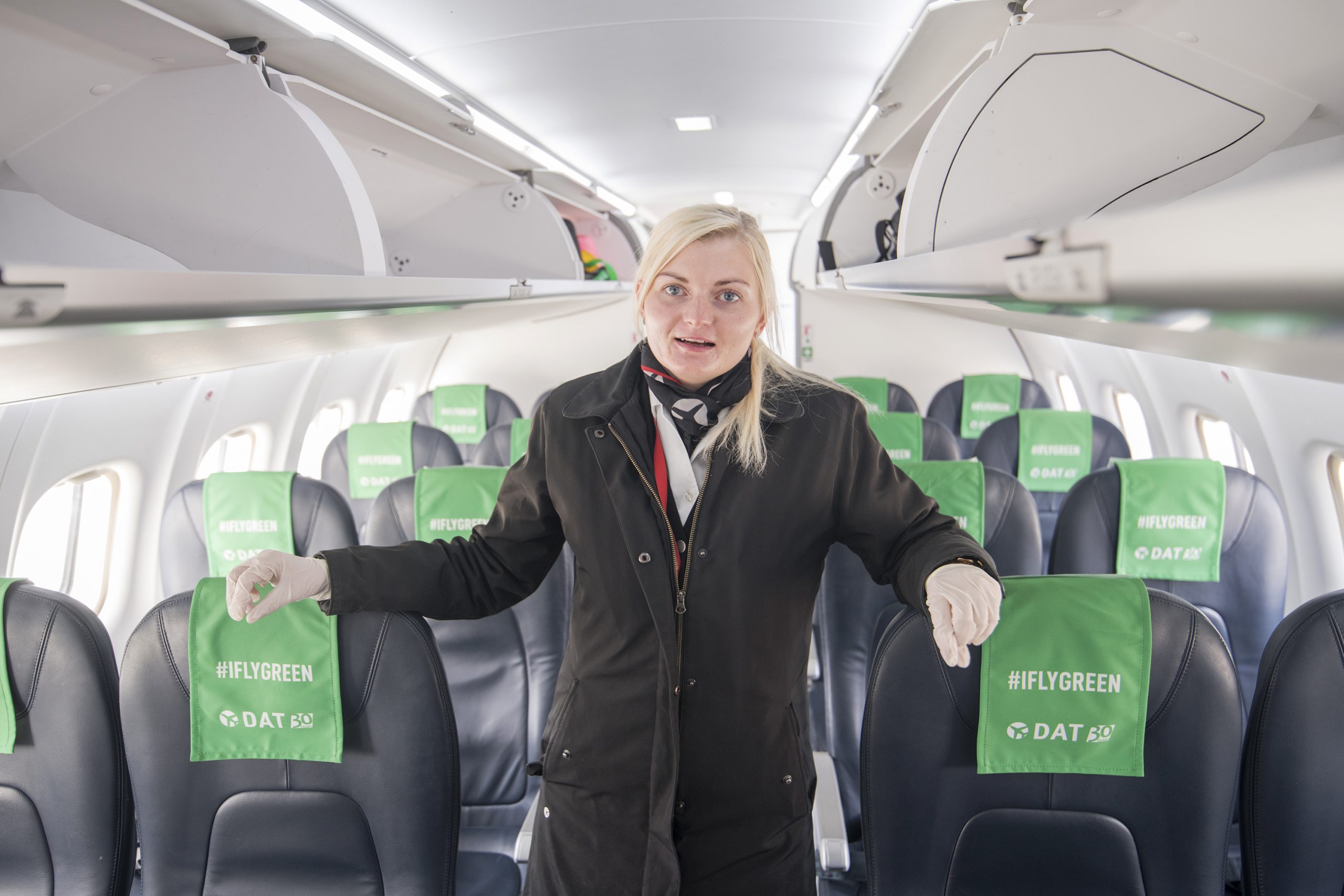 Kabinemedarbejder Jeanette Kure fra DAT er klar til at tage i mod passagerer med håndsprit og mundbind. (Foto: Joakim J. Hvistendahl)