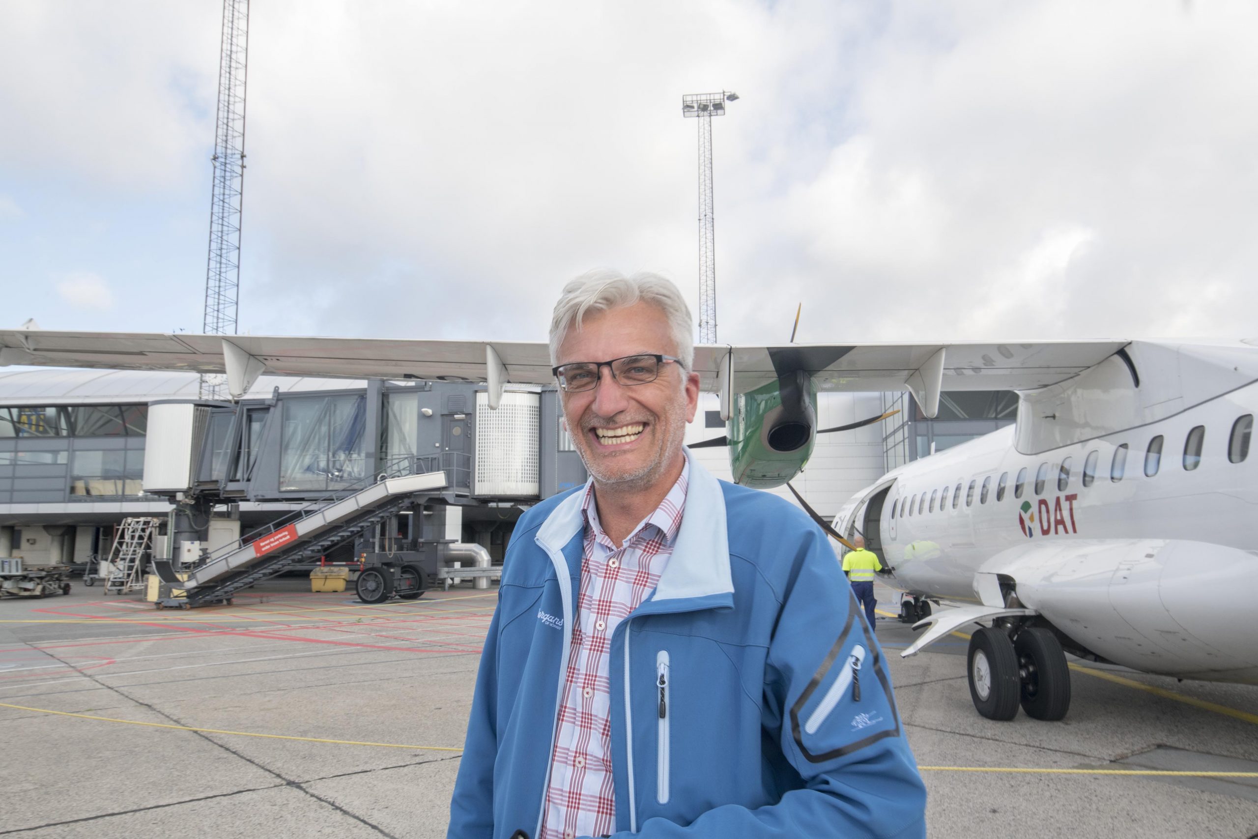 Ugependler Torben Mikkelsen er glad for det nye tilbud fra DAT med ruten fra Aalborg til København. Her ude af flyet og uden mundbind. (Foto: Joakim J. Hvistendahl)