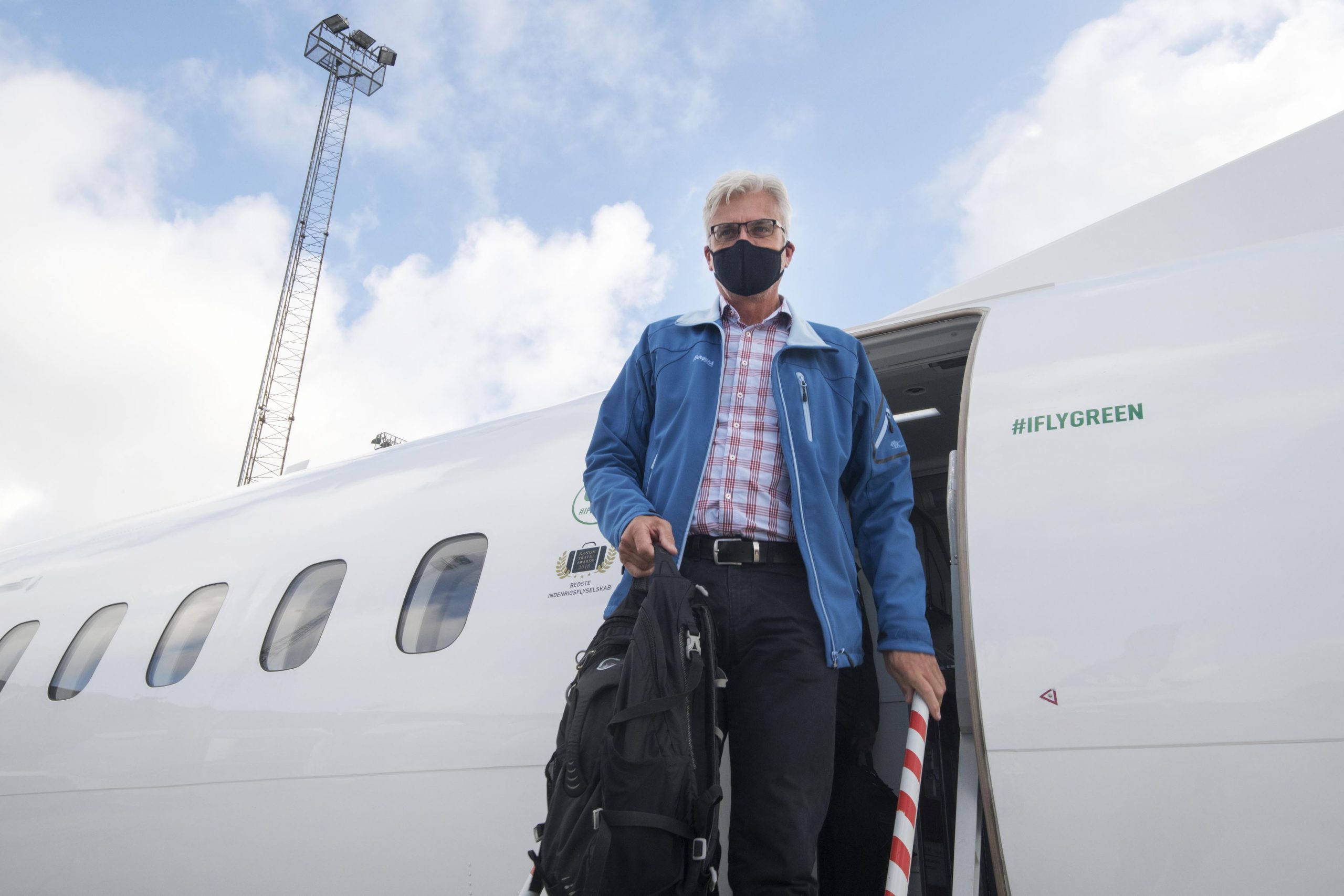 Torben Mikkelsen ved ankomst i København på sin første flyvning siden10. marts. Mundbind var medbragt  hjemmefra. (Foto: Joakim J. Hvistendahl)