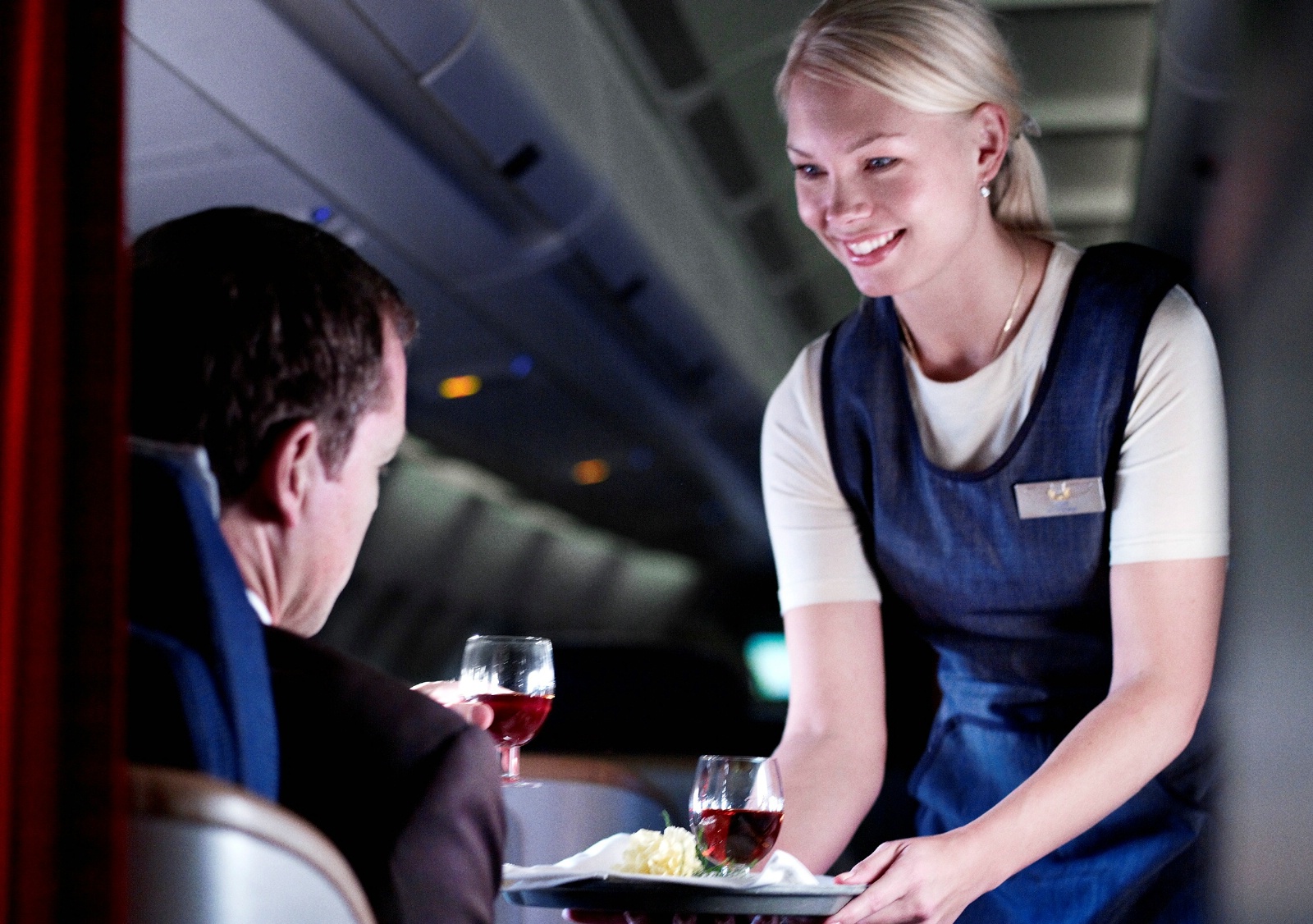 Обслуживание пассажиров на транспорте. Стюардесса с едой. Стюардесса на борту самолета. Пассажиры на борту самолета. Самолет с пассажиром.