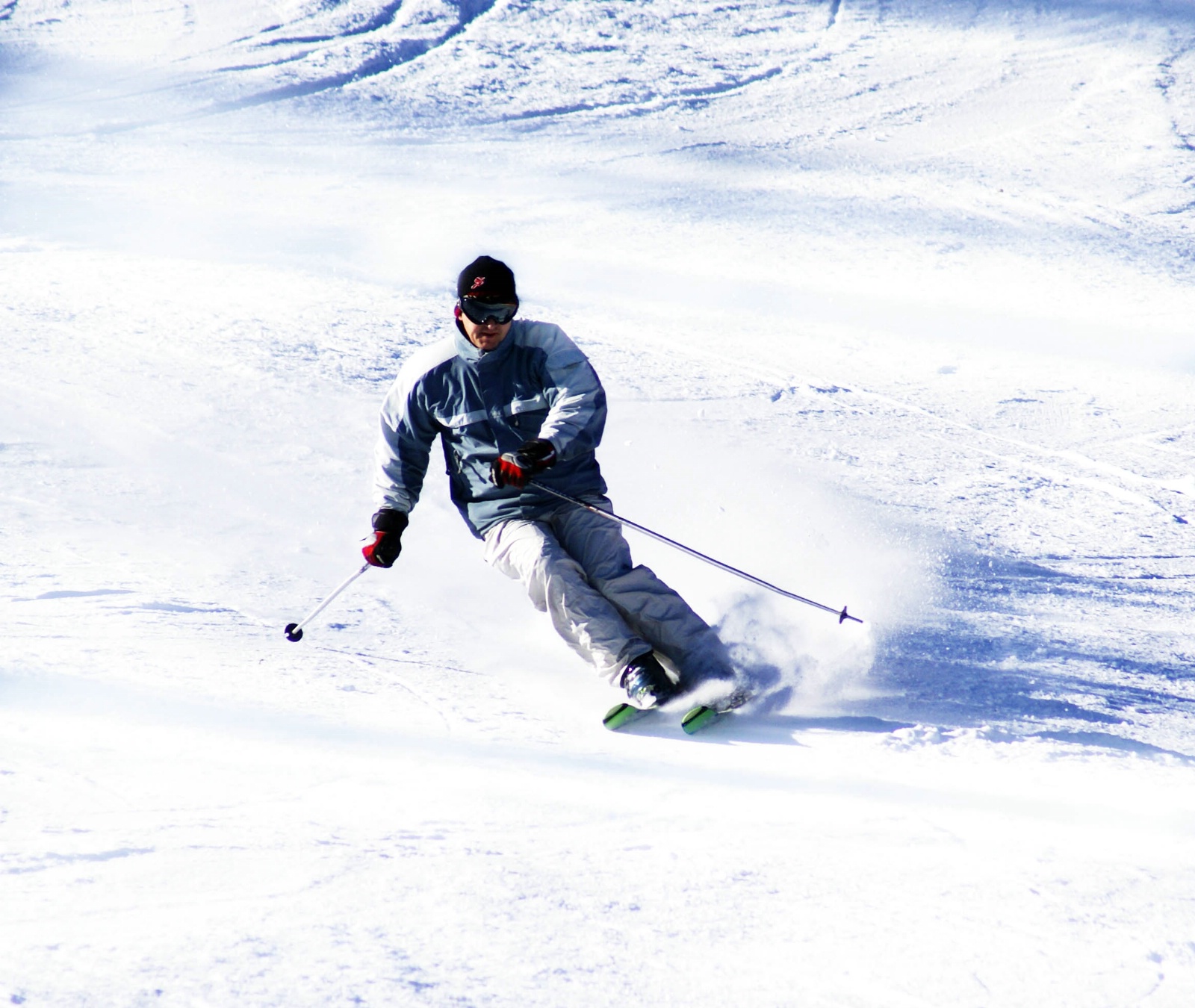 Увлекается катанием на лыжах